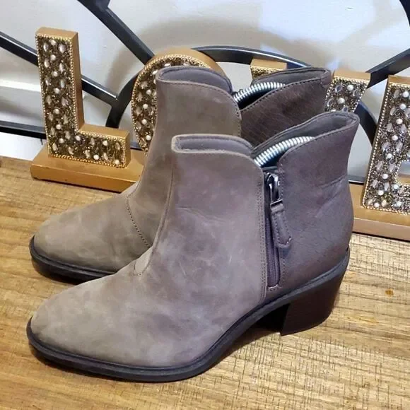 Clarks Women's Leather Healed Ankle Fall Winter Boots Side Zip Dark Taupe Sz 8 - Picture 2 of 12
